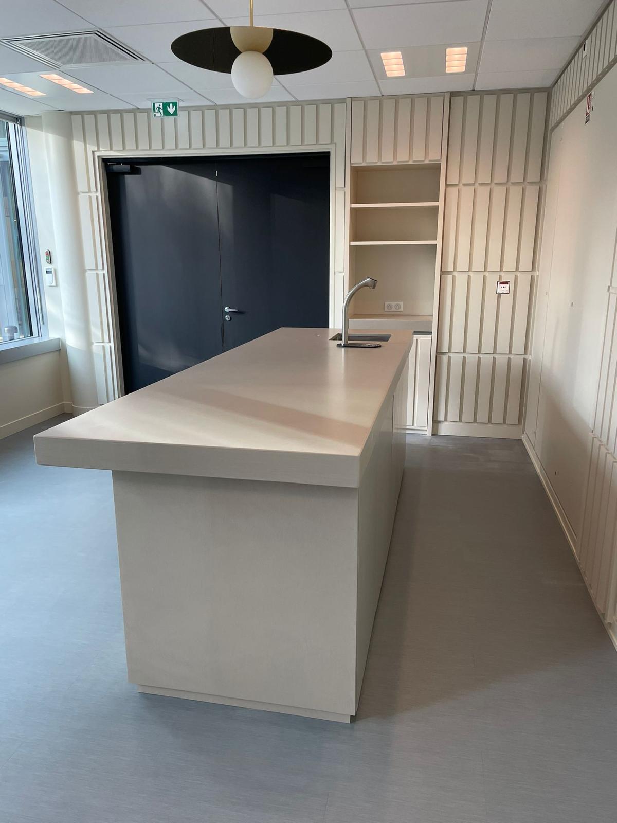 End of a resin counter seen along its length, the top and the returns formed as one continuous surface